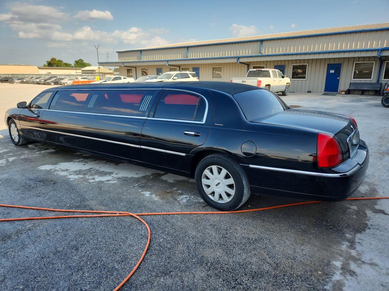 2005 Lincoln Town Car Executive Black vin: 1L1FM88W85Y609574