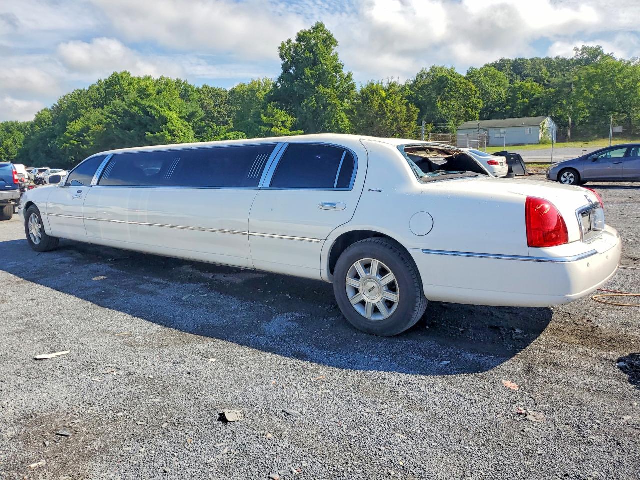 2007 Lincoln Town Car Executive White vin: 1L1FM88W97Y636026