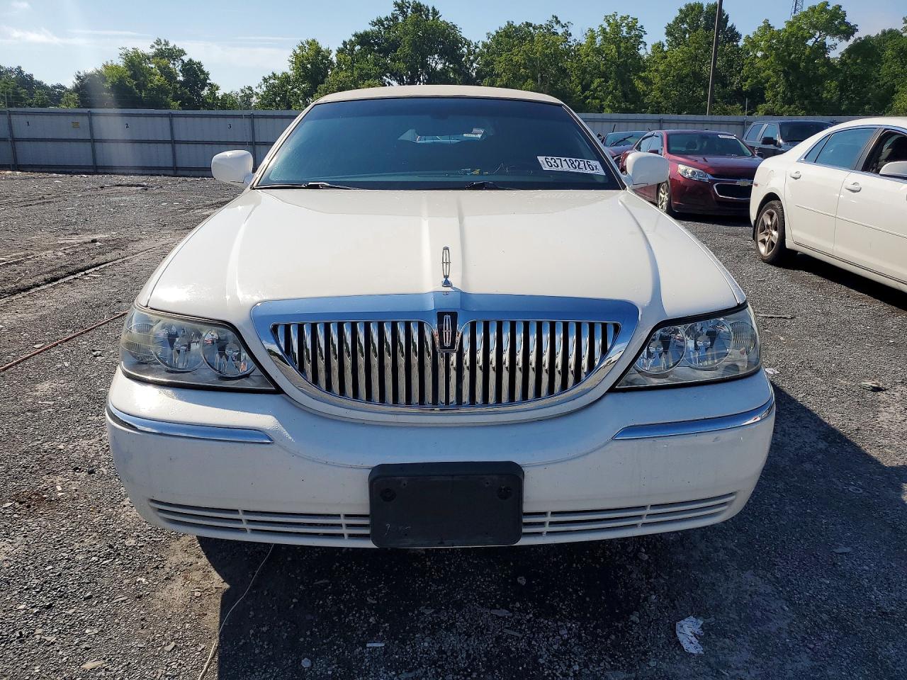 2007 Lincoln Town Car Executive White vin: 1L1FM88W97Y636026