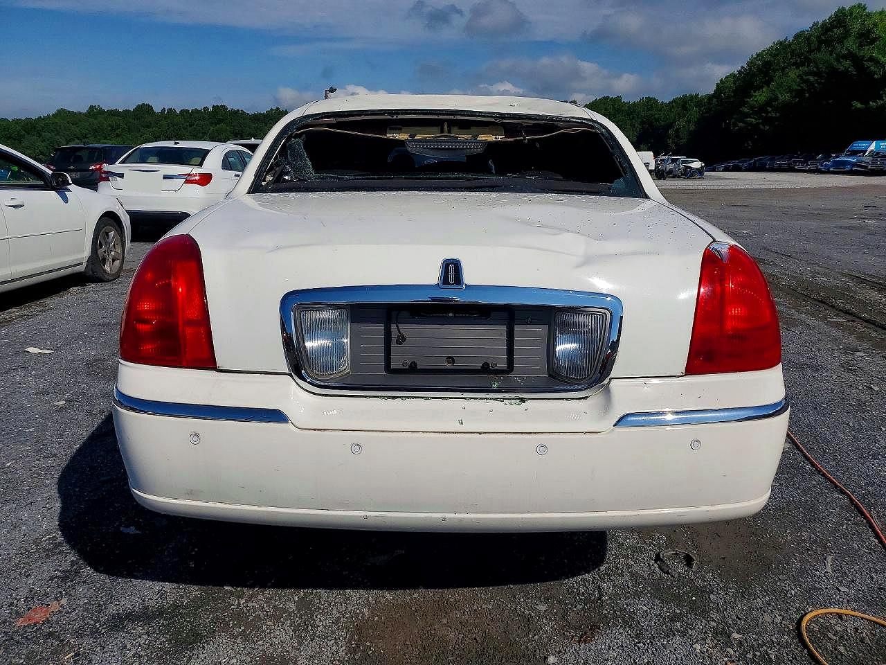 2007 Lincoln Town Car Executive White vin: 1L1FM88W97Y636026