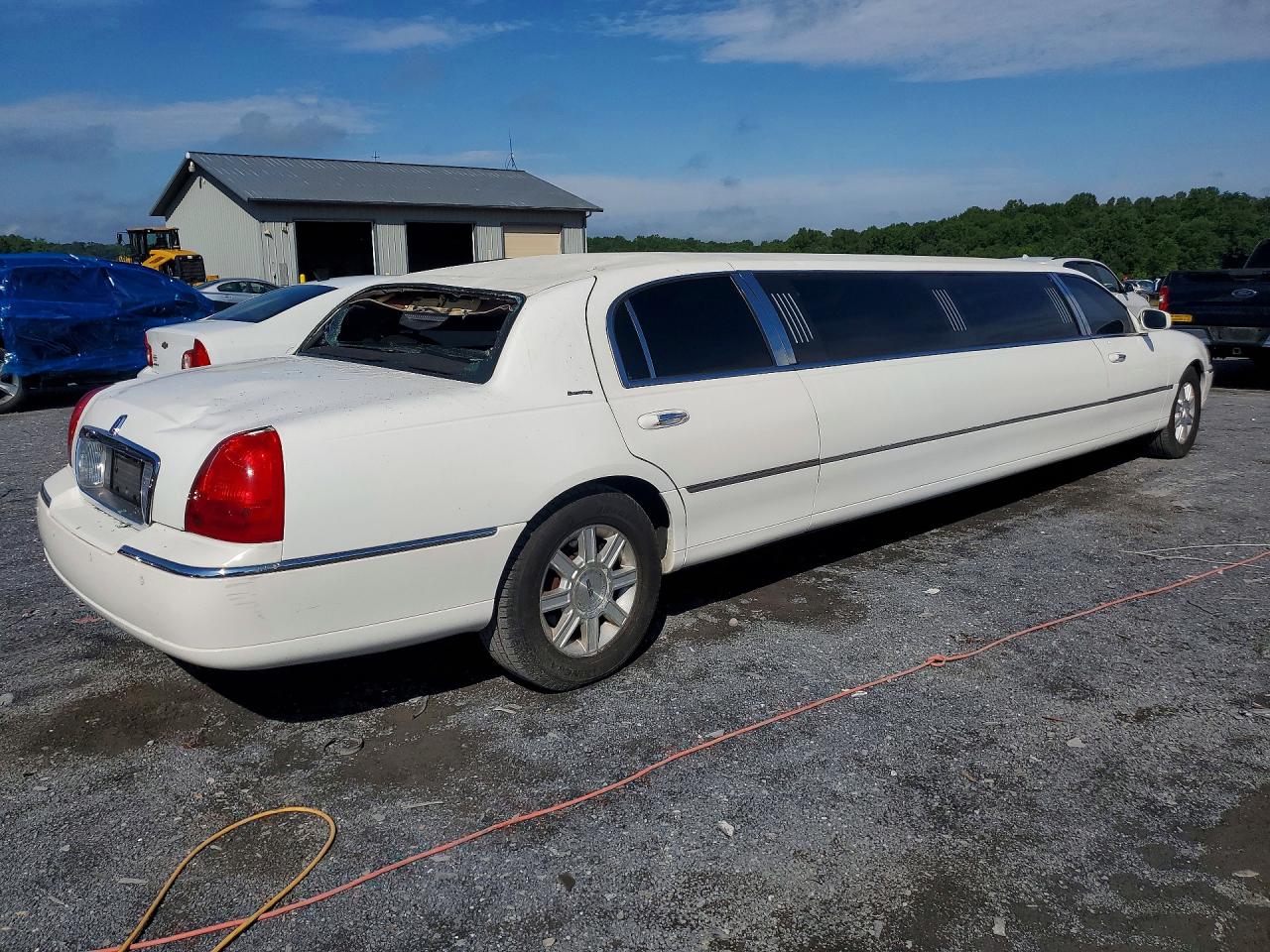 2007 Lincoln Town Car Executive White vin: 1L1FM88W97Y636026