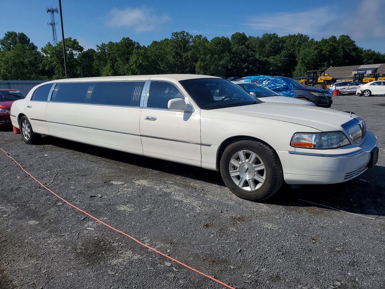 2007 Lincoln Town Car Executive White vin: 1L1FM88W97Y636026