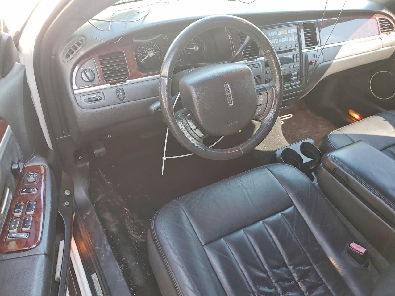 2007 Lincoln Town Car Executive White vin: 1L1FM88W97Y636026