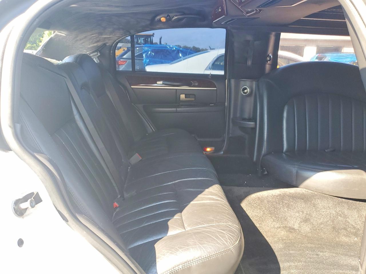 2007 Lincoln Town Car Executive White vin: 1L1FM88W97Y636026