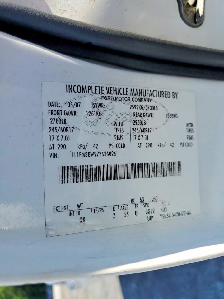 2007 Lincoln Town Car Executive White vin: 1L1FM88W97Y636026