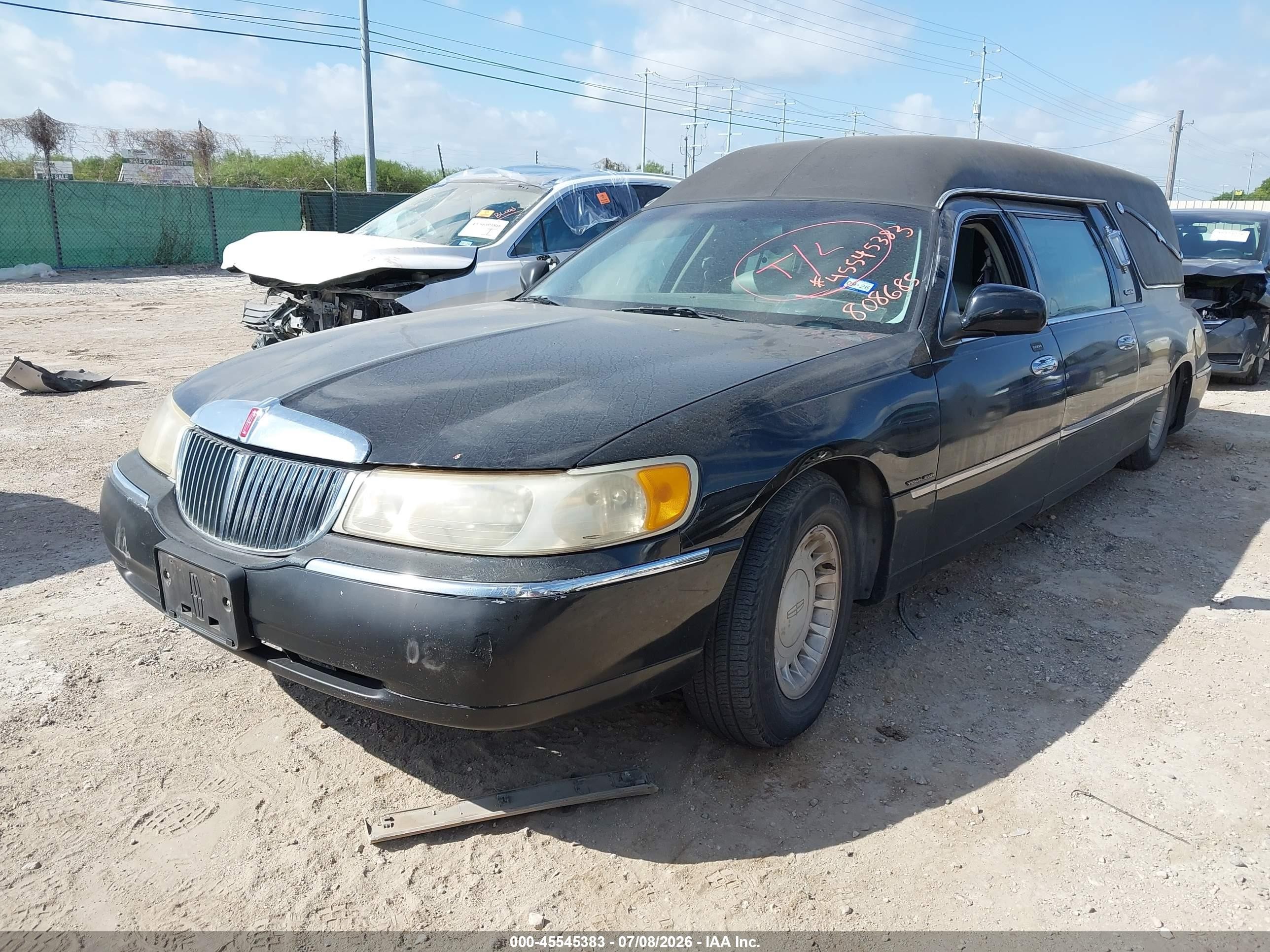 2000 Lincoln Town Car Executive Black vin: 1LJFM81W6YY808685