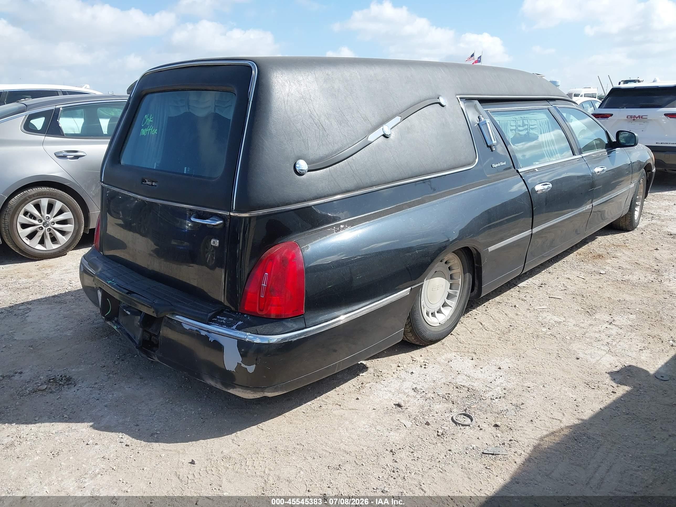 2000 Lincoln Town Car Executive Black vin: 1LJFM81W6YY808685
