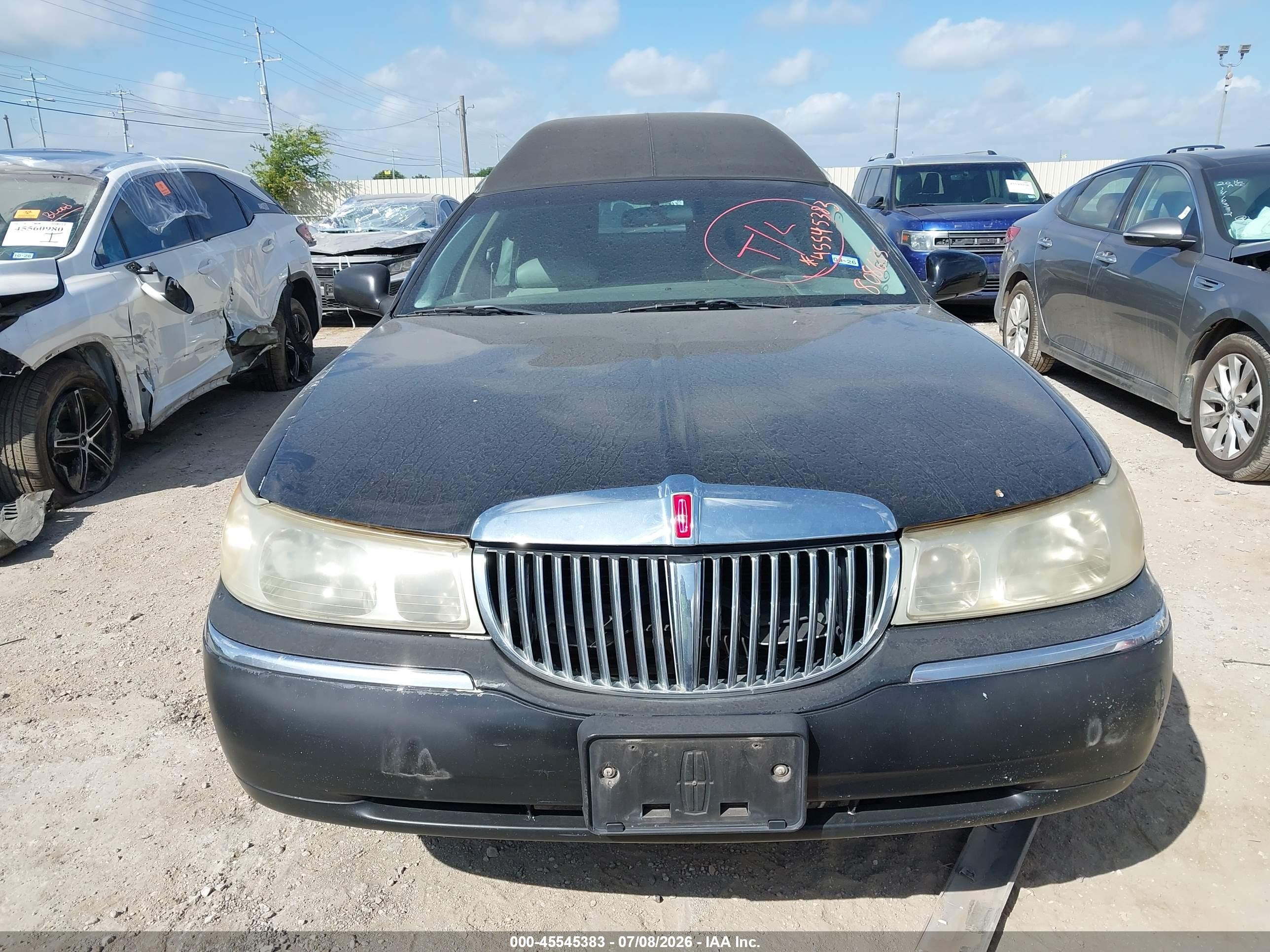 2000 Lincoln Town Car Executive Black vin: 1LJFM81W6YY808685