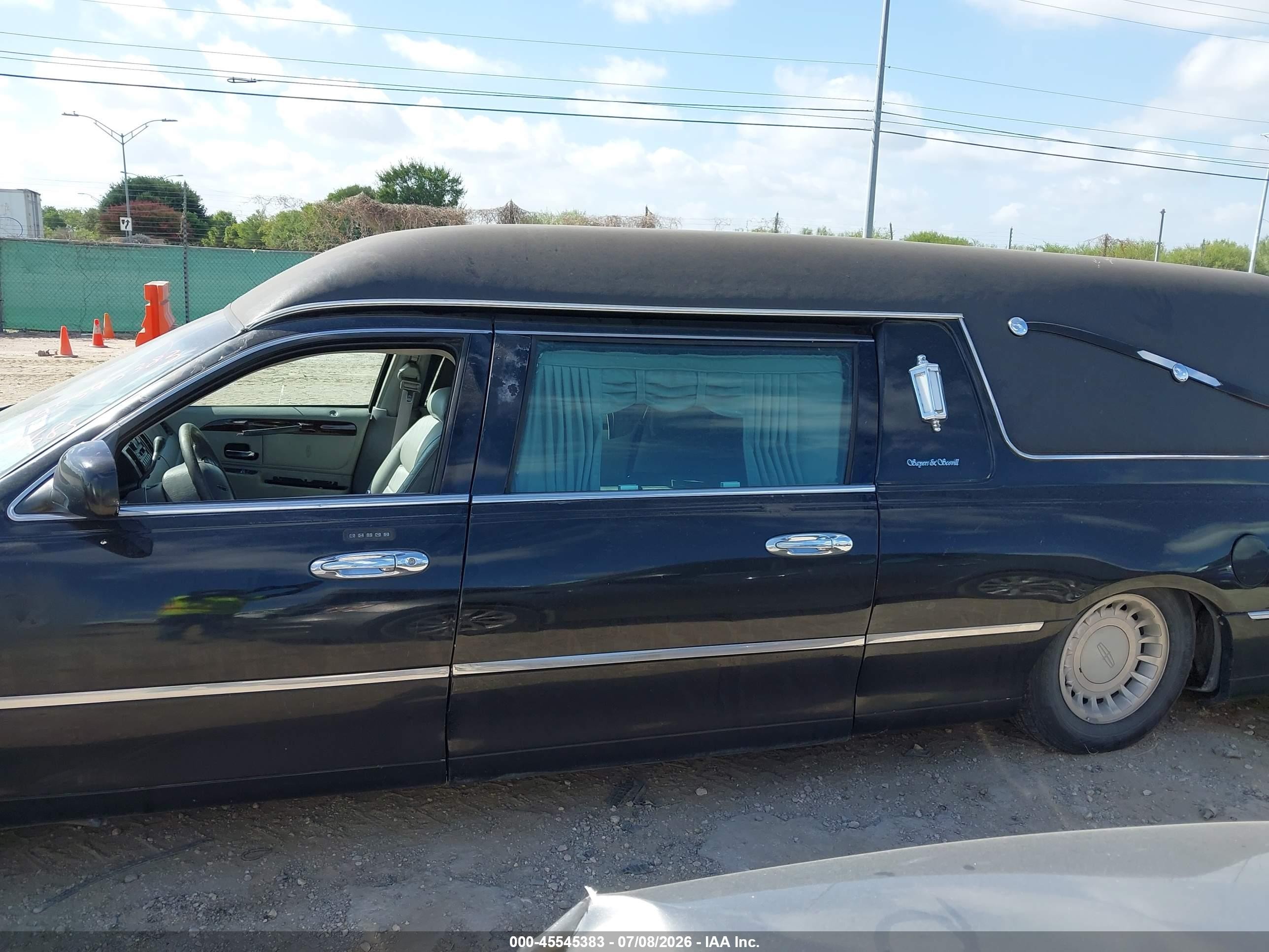 2000 Lincoln Town Car Executive Black vin: 1LJFM81W6YY808685