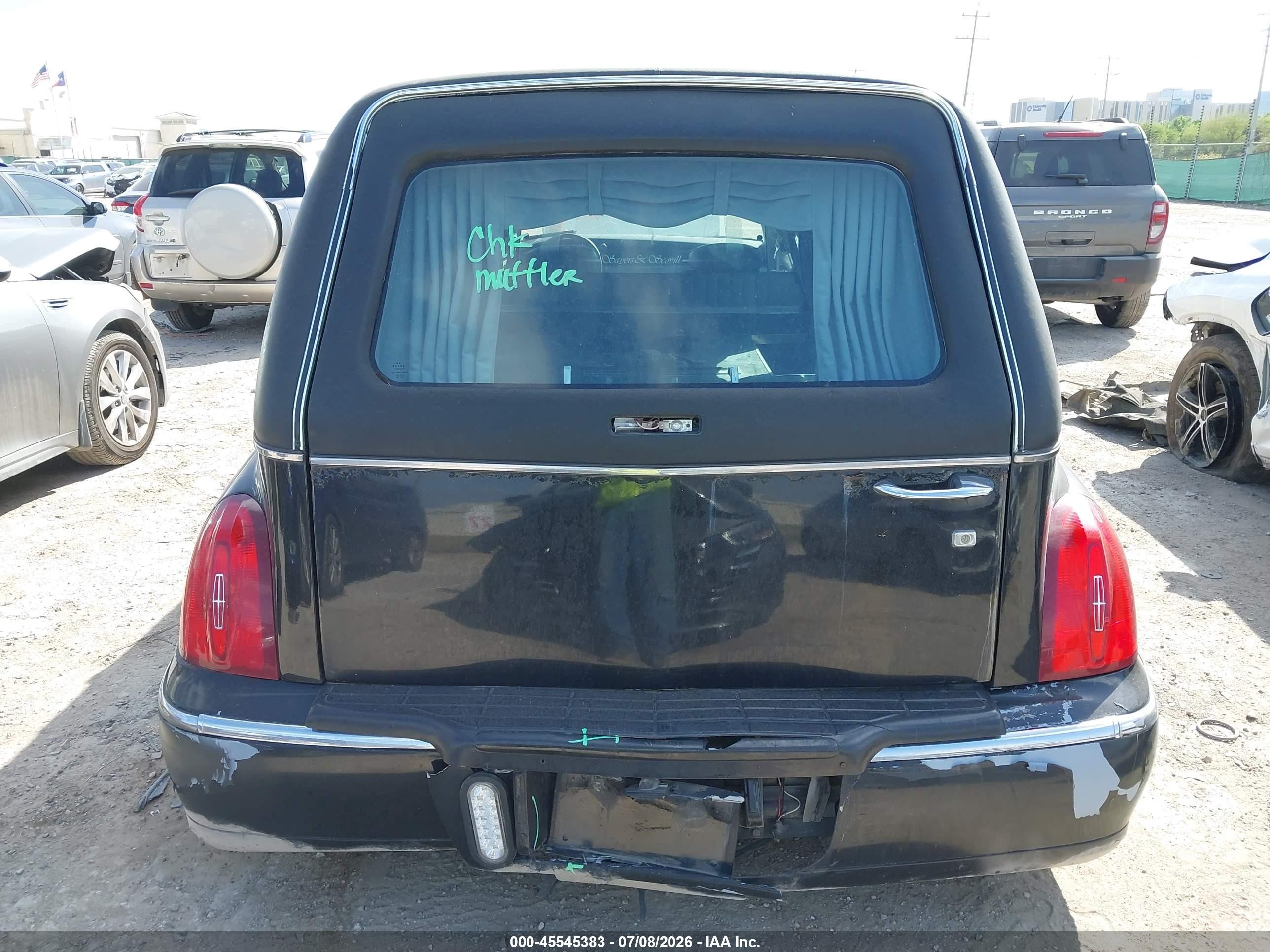 2000 Lincoln Town Car Executive Black vin: 1LJFM81W6YY808685