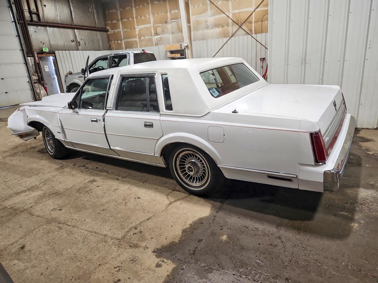 1998 Lincoln Town Car Executive White vin: 1LNBM81F9JY634730