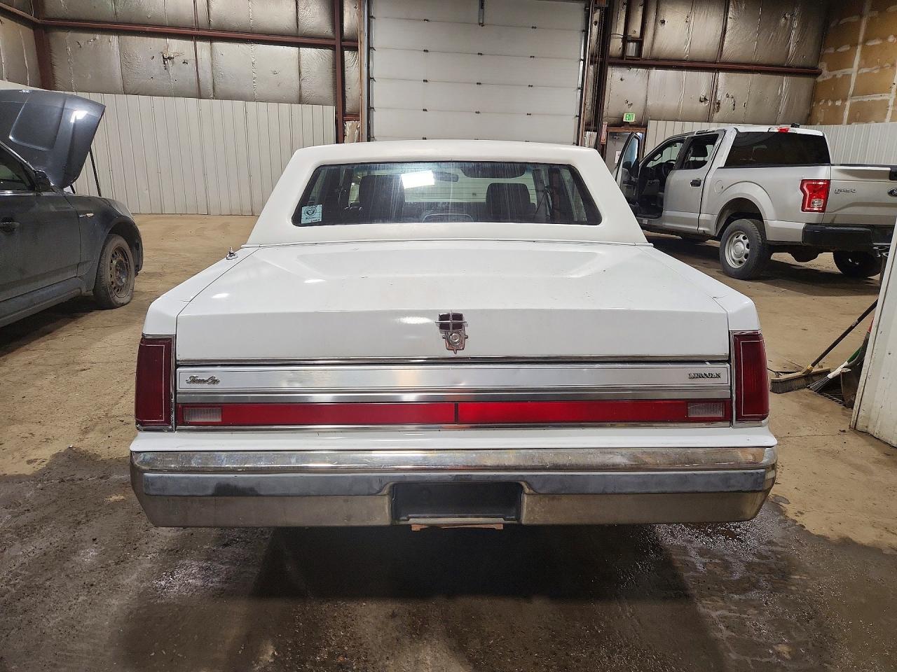 1998 Lincoln Town Car Executive White vin: 1LNBM81F9JY634730