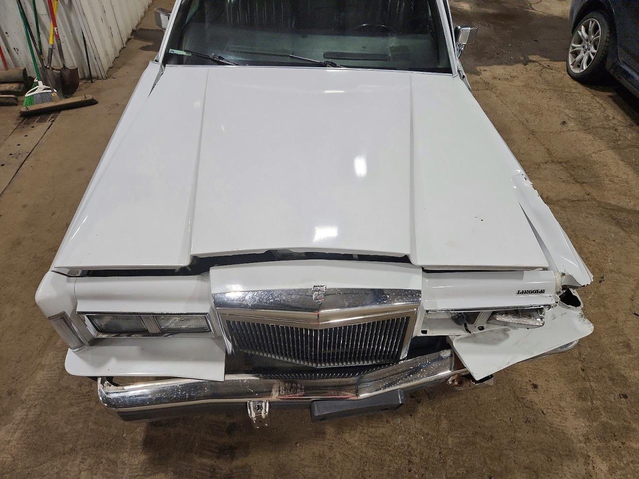 1998 Lincoln Town Car Executive White vin: 1LNBM81F9JY634730