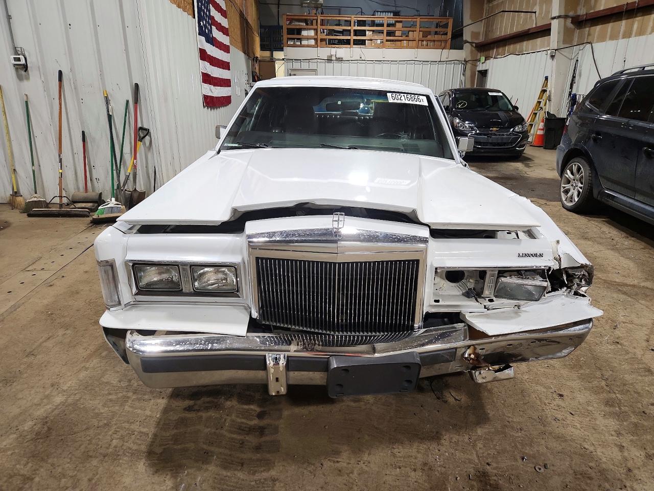 1998 Lincoln Town Car Executive White vin: 1LNBM81F9JY634730