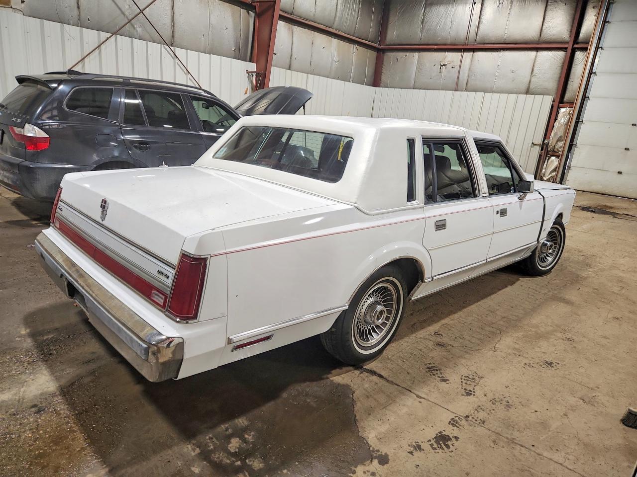 1998 Lincoln Town Car Executive White vin: 1LNBM81F9JY634730