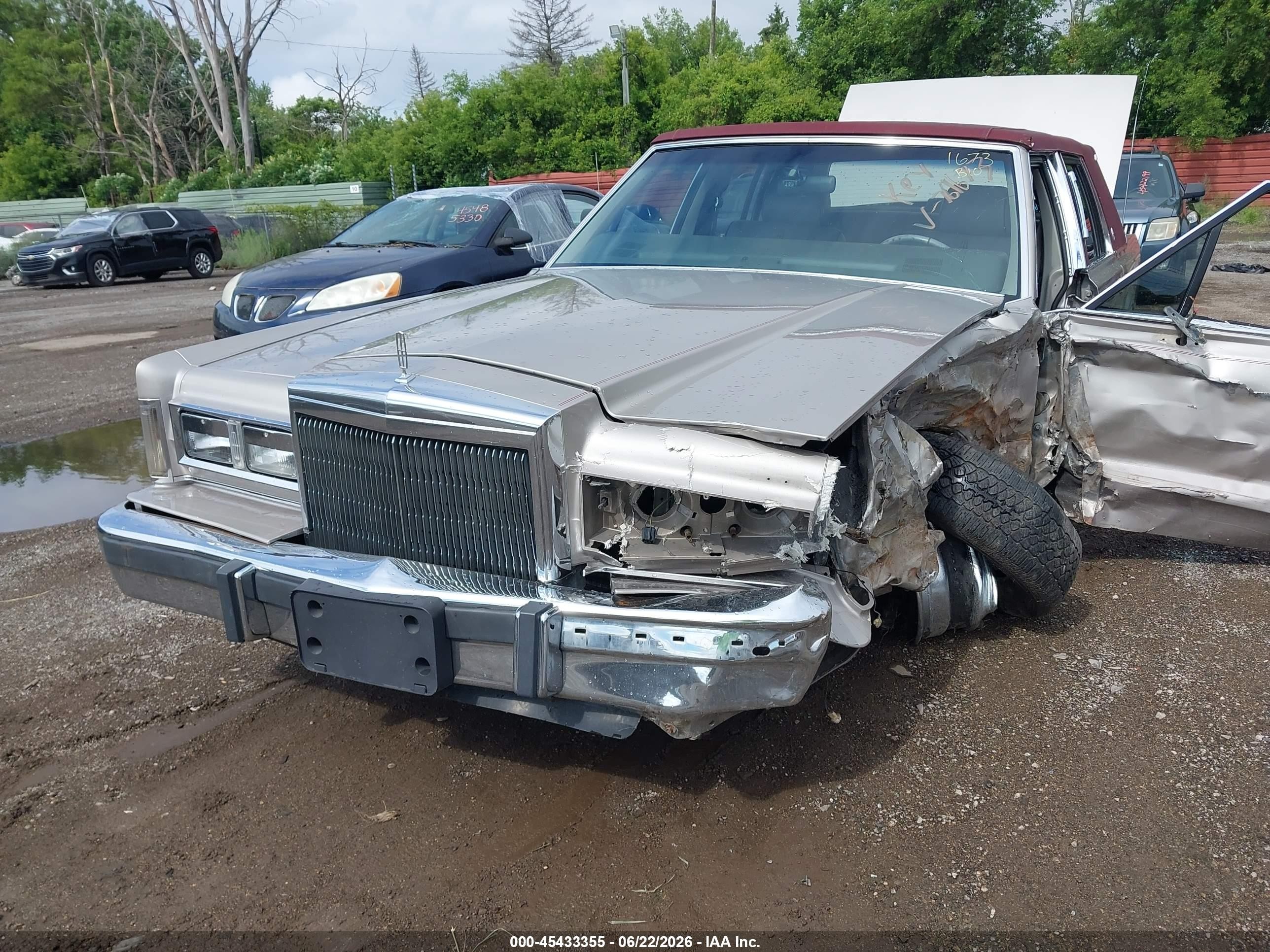 1988 Lincoln Town Car Signature Gray vin: 1LNBM82F2JY761673
