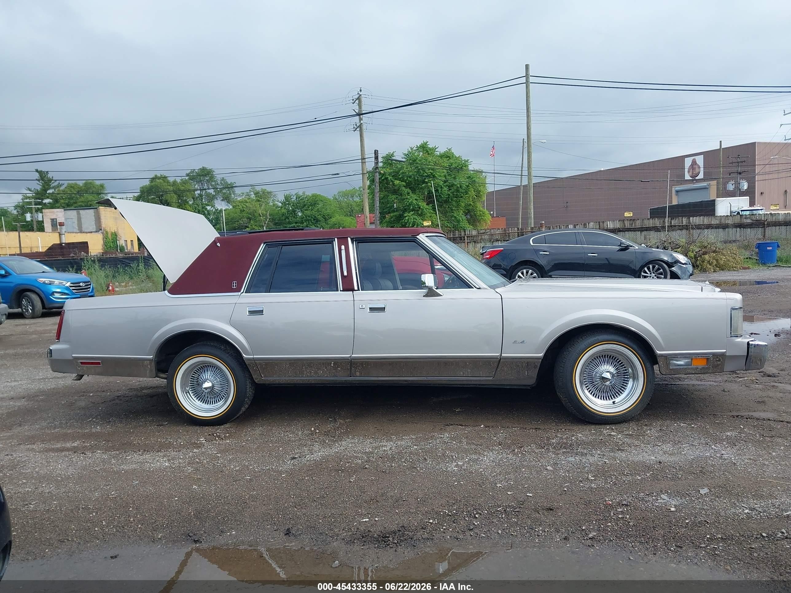 1988 Lincoln Town Car Signature Gray vin: 1LNBM82F2JY761673