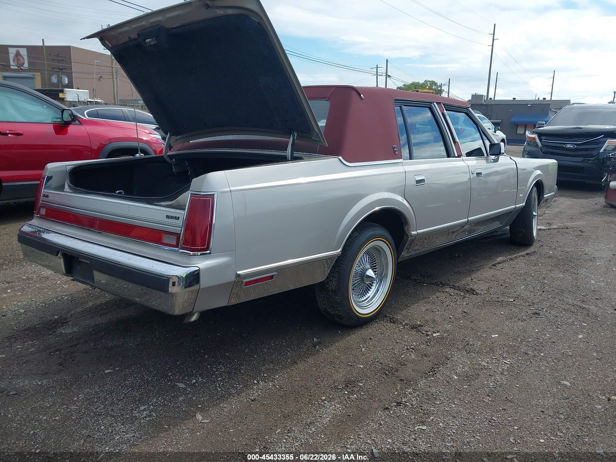 1988 Lincoln Town Car Signature Gray vin: 1LNBM82F2JY761673
