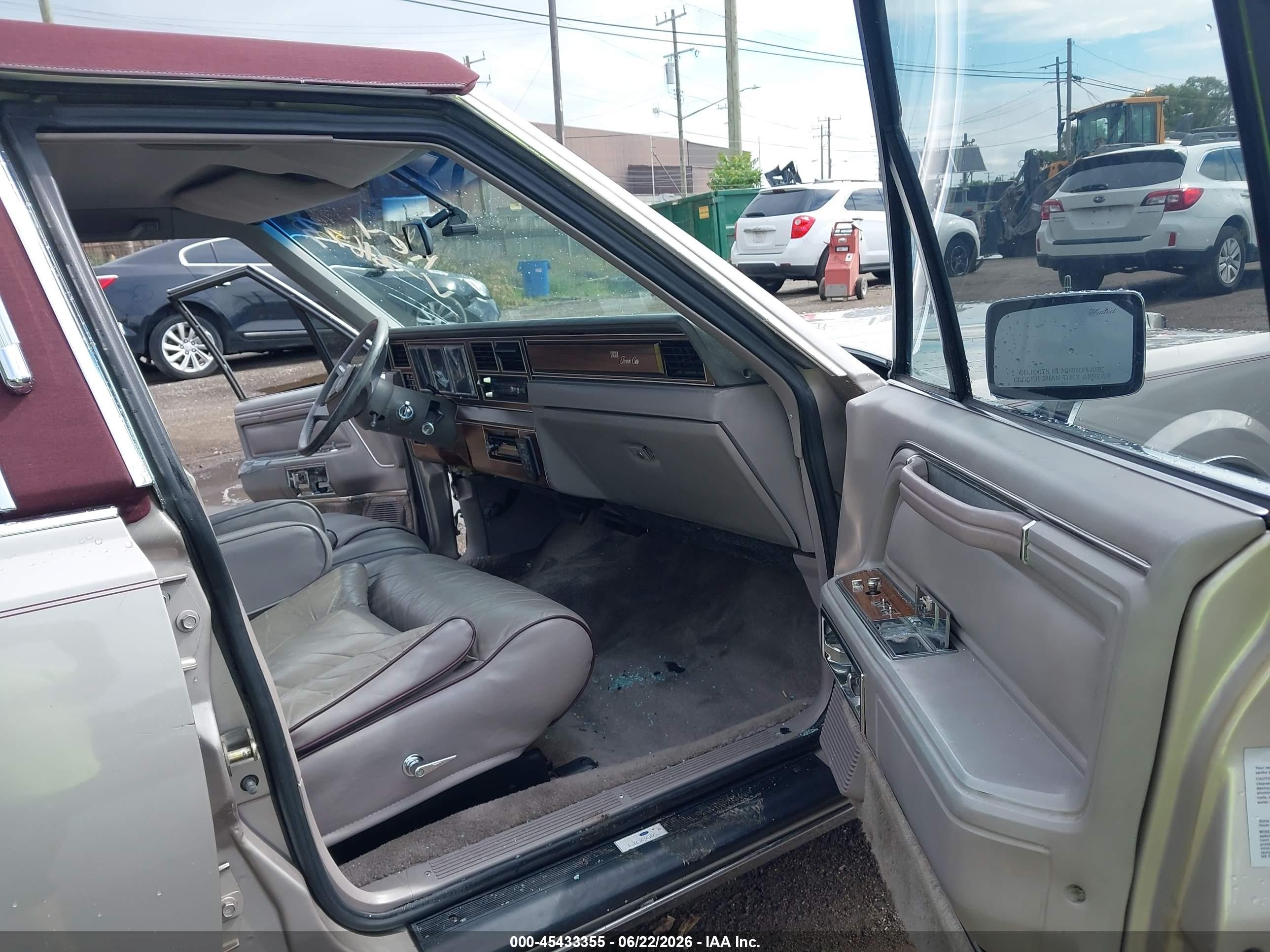 1988 Lincoln Town Car Signature Gray vin: 1LNBM82F2JY761673