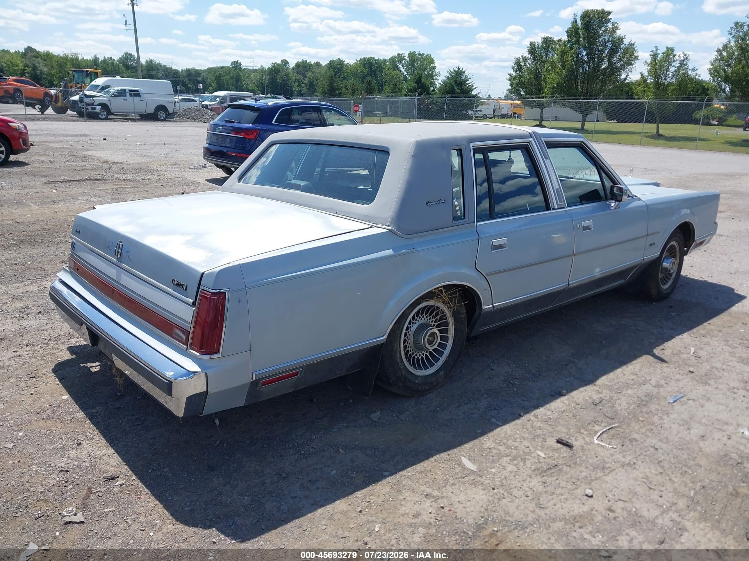 1989 Lincoln Town Car Signature Silver vin: 1LNBM82F2KY636416
