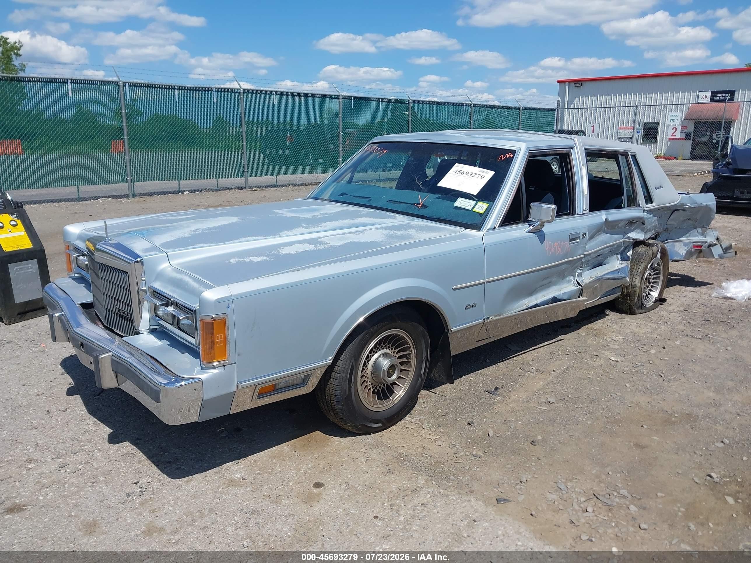 1989 Lincoln Town Car Signature Silver vin: 1LNBM82F2KY636416