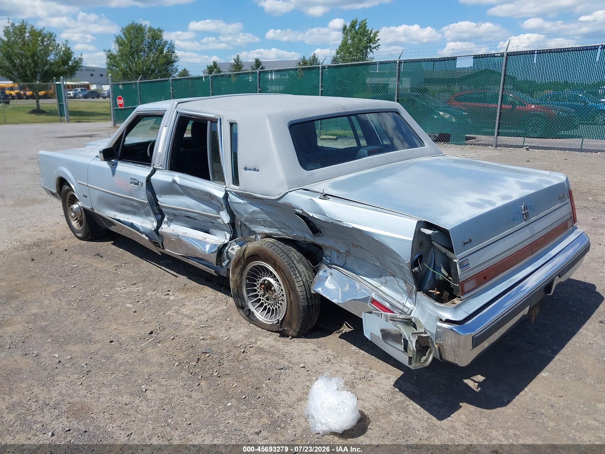 1989 Lincoln Town Car Signature Silver vin: 1LNBM82F2KY636416