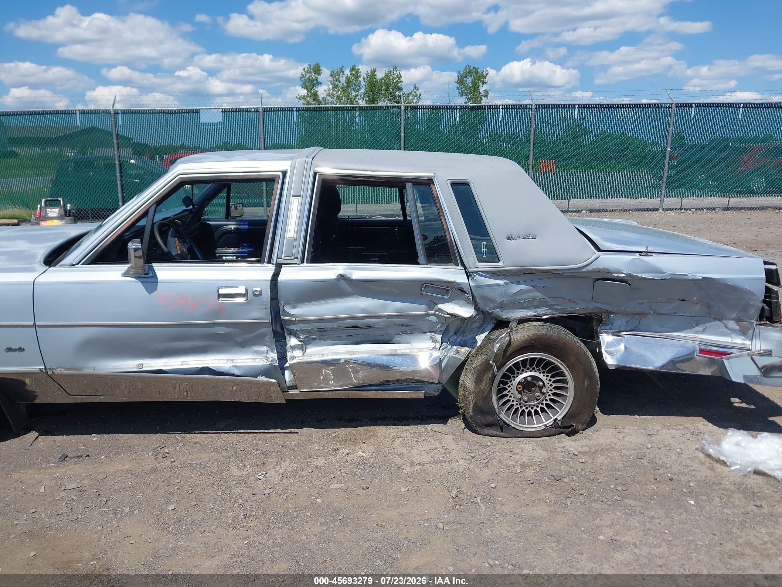 1989 Lincoln Town Car Signature Silver vin: 1LNBM82F2KY636416