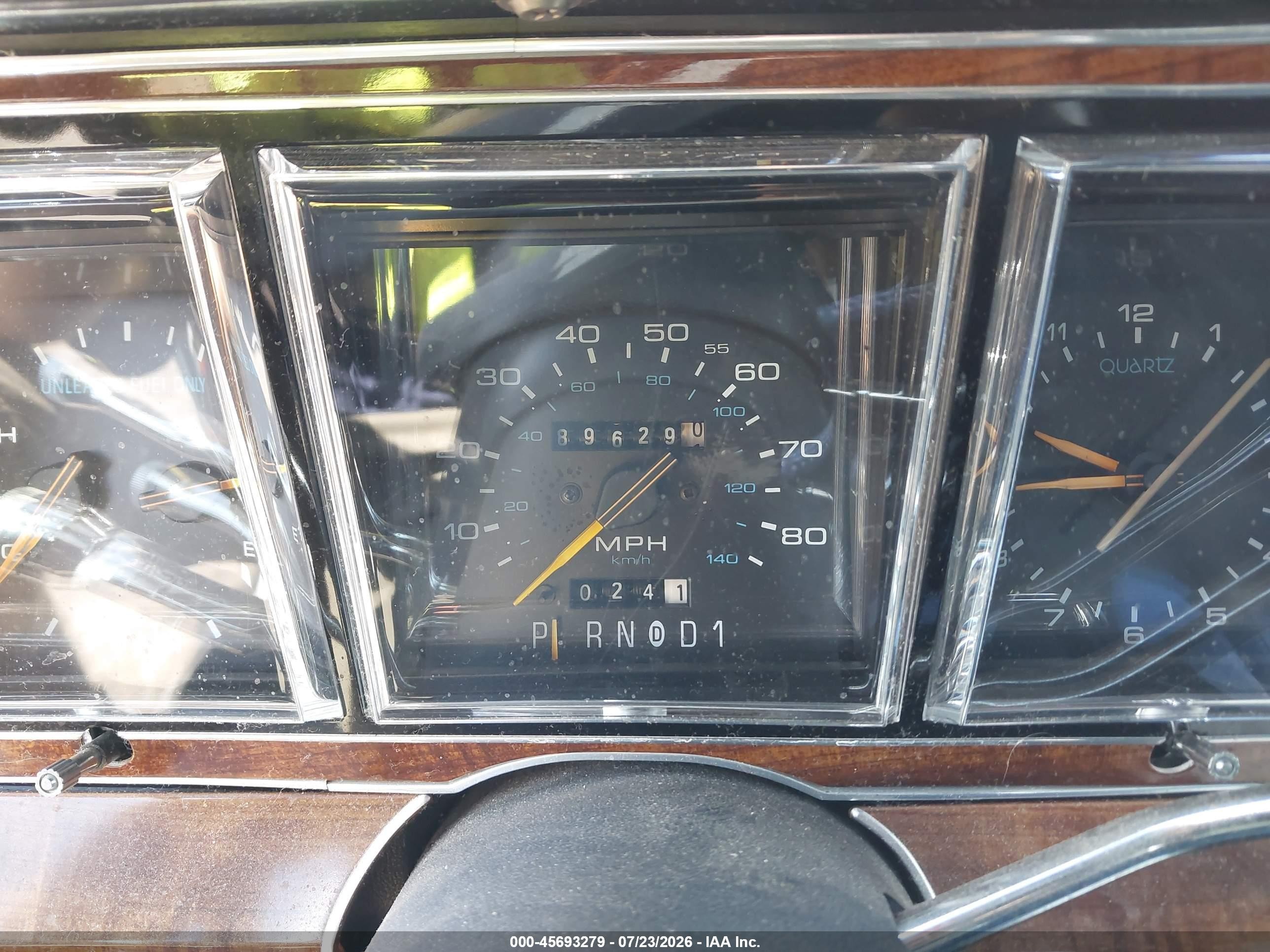 1989 Lincoln Town Car Signature Silver vin: 1LNBM82F2KY636416