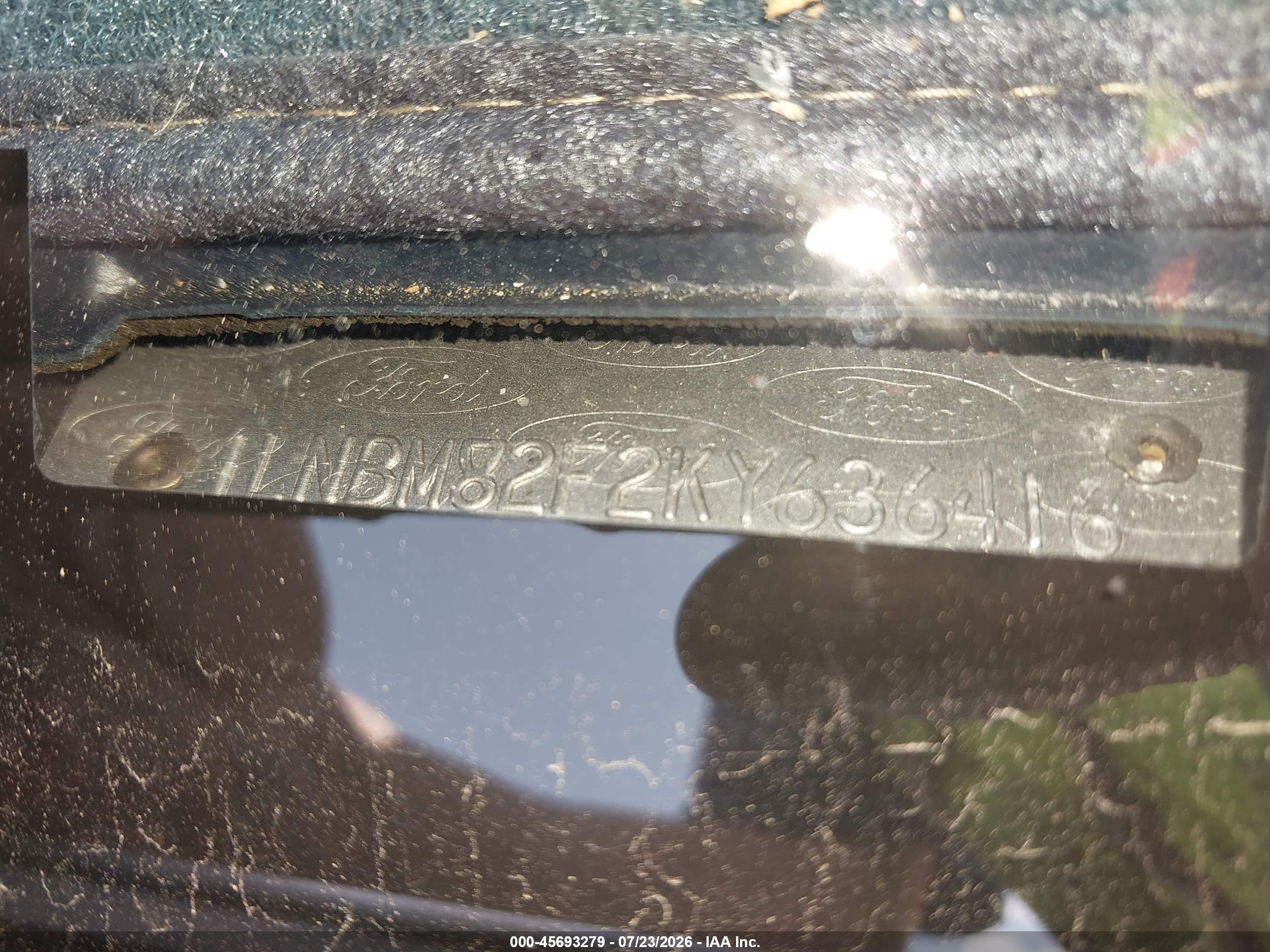 1989 Lincoln Town Car Signature Silver vin: 1LNBM82F2KY636416