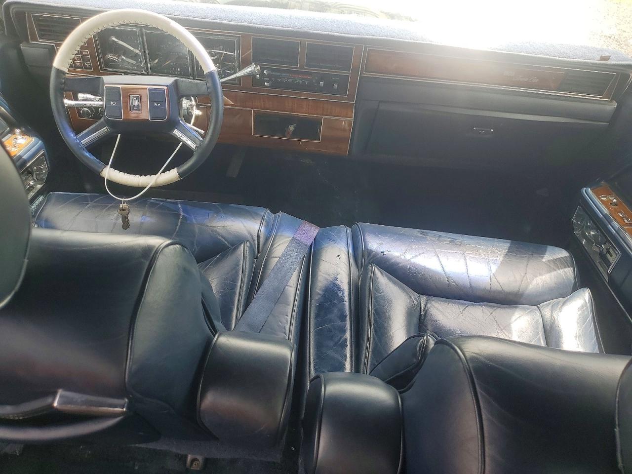 1989 Lincoln Town Car Signature White vin: 1LNBM82F5KY797066