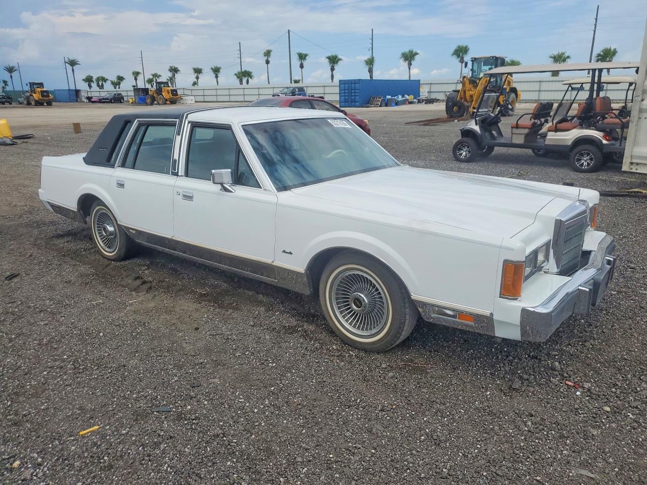 1989 Lincoln Town Car Signature White vin: 1LNBM82F5KY797066