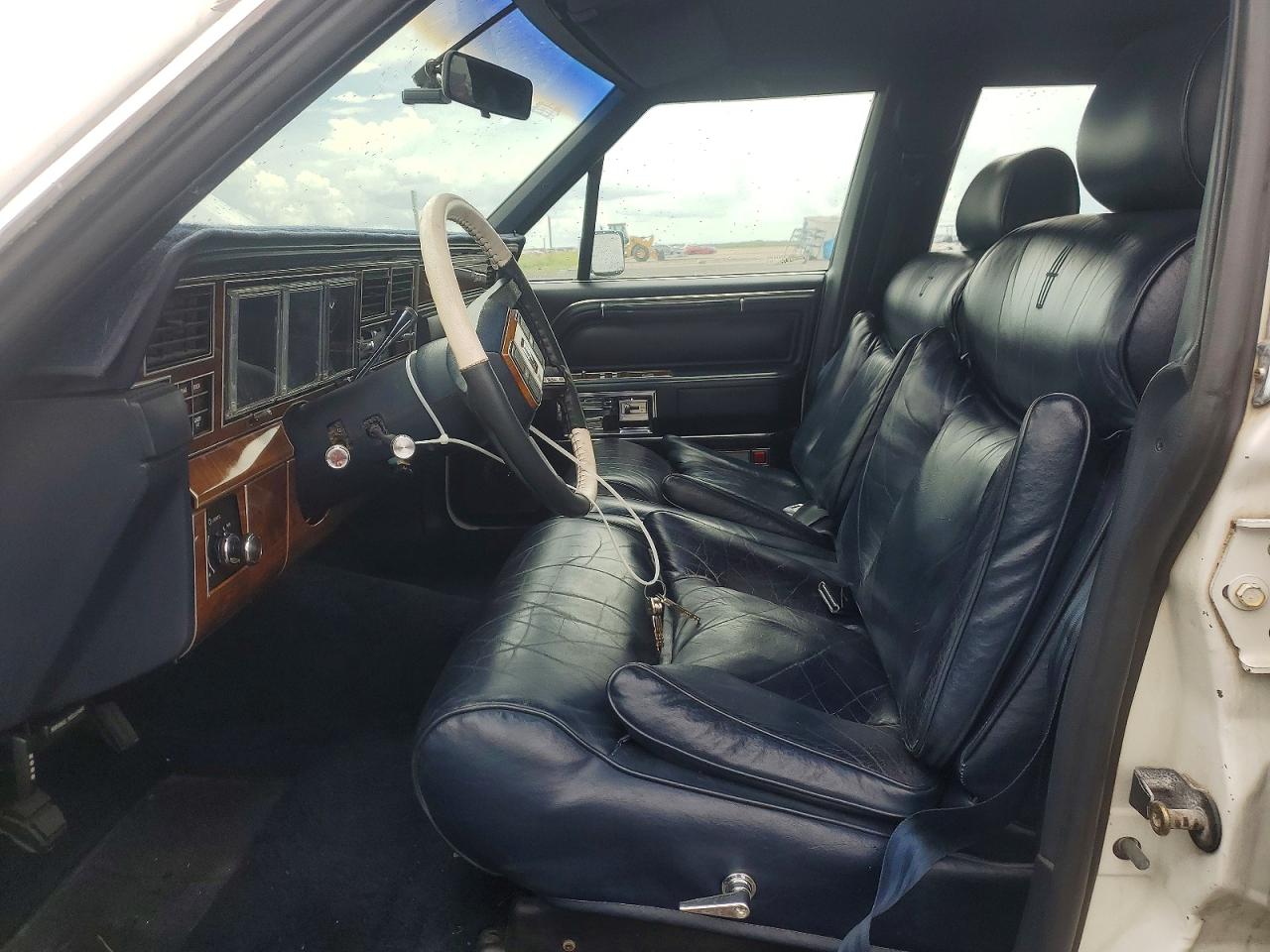 1989 Lincoln Town Car Signature White vin: 1LNBM82F5KY797066