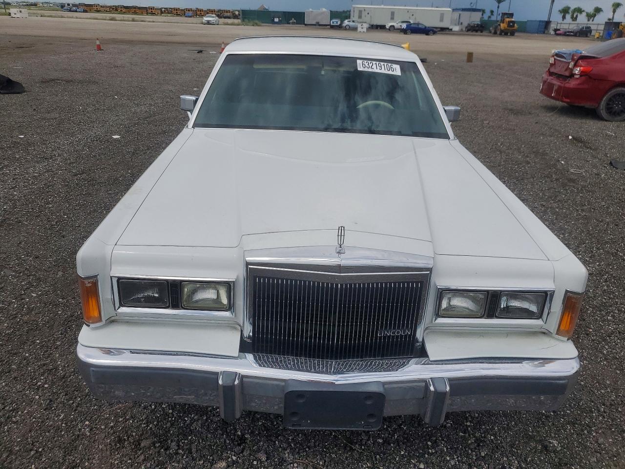 1989 Lincoln Town Car Signature White vin: 1LNBM82F5KY797066