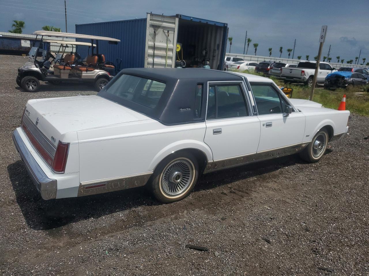 1989 Lincoln Town Car Signature White vin: 1LNBM82F5KY797066