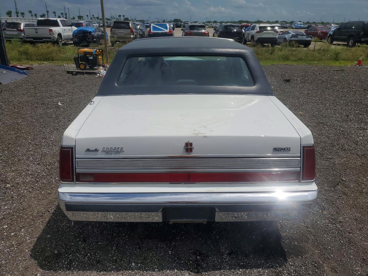 1989 Lincoln Town Car Signature White vin: 1LNBM82F5KY797066