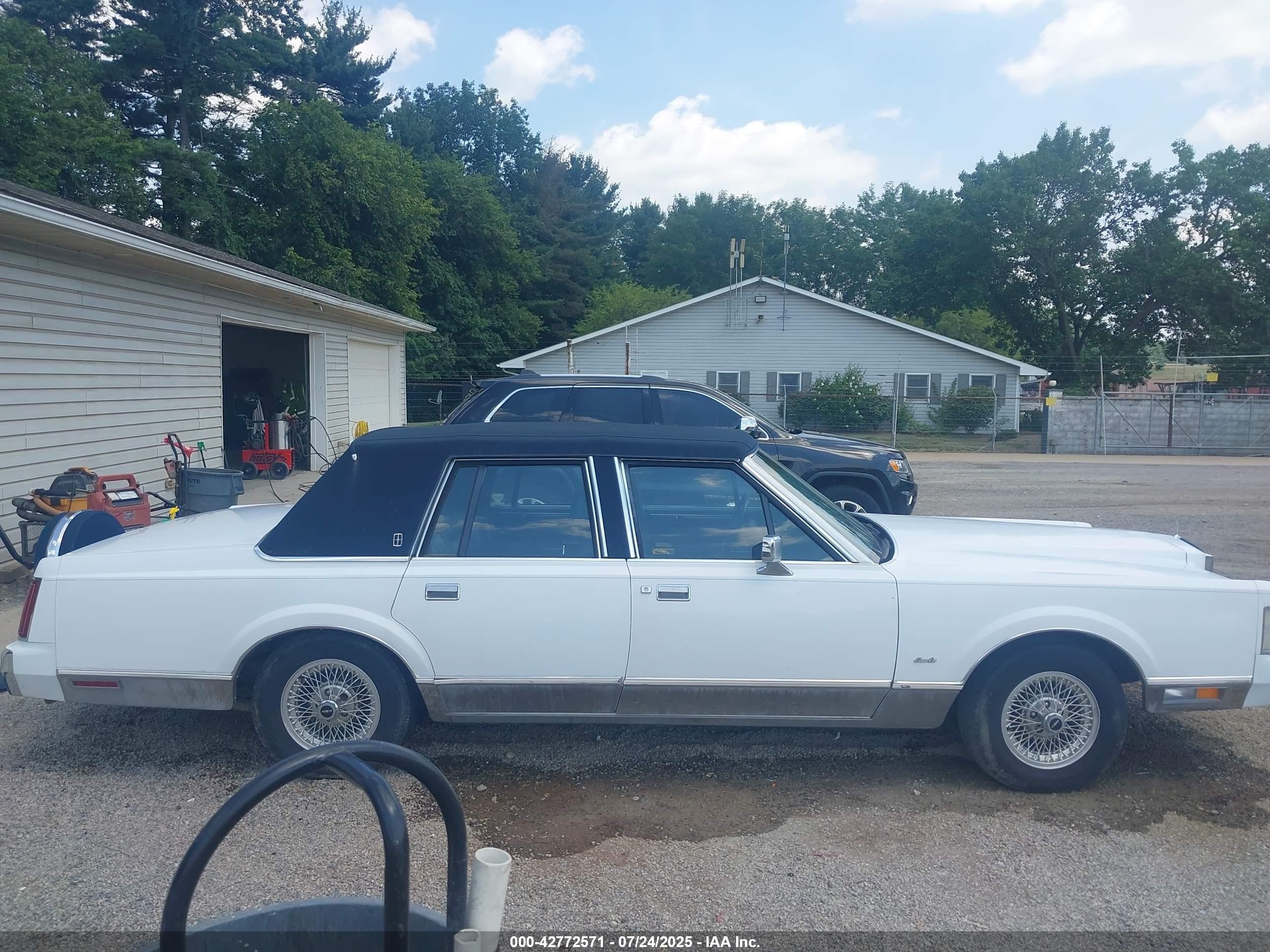 1988 Lincoln Town Car Signature White vin: 1LNBM82F6JY657266