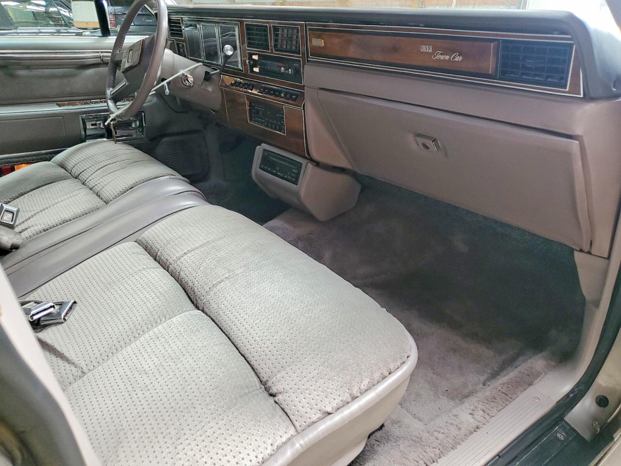 1989 Lincoln Town Car Executive L Silver vin: 1LNBM83F7KY627418