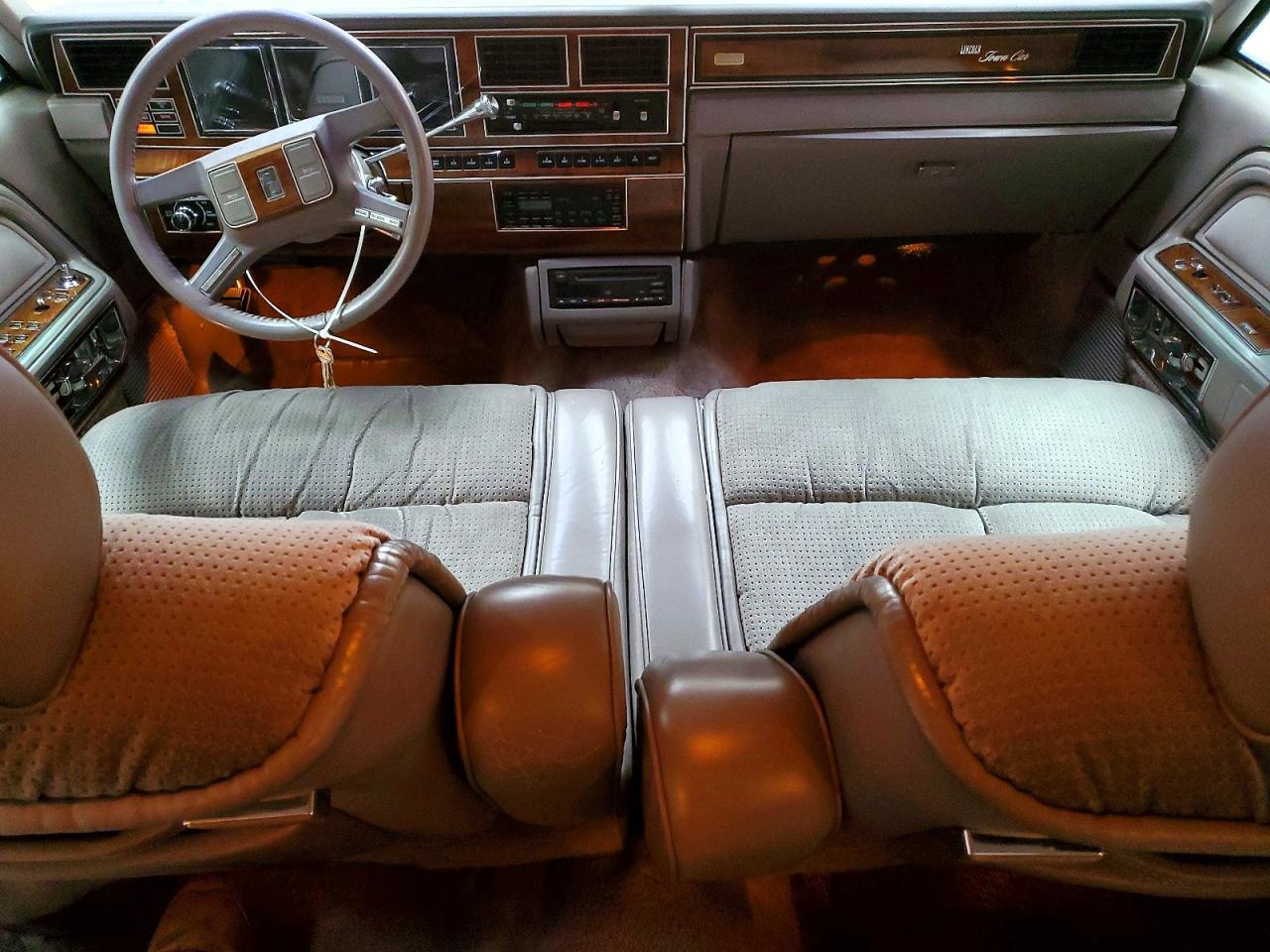 1989 Lincoln Town Car Executive L Silver vin: 1LNBM83F7KY627418