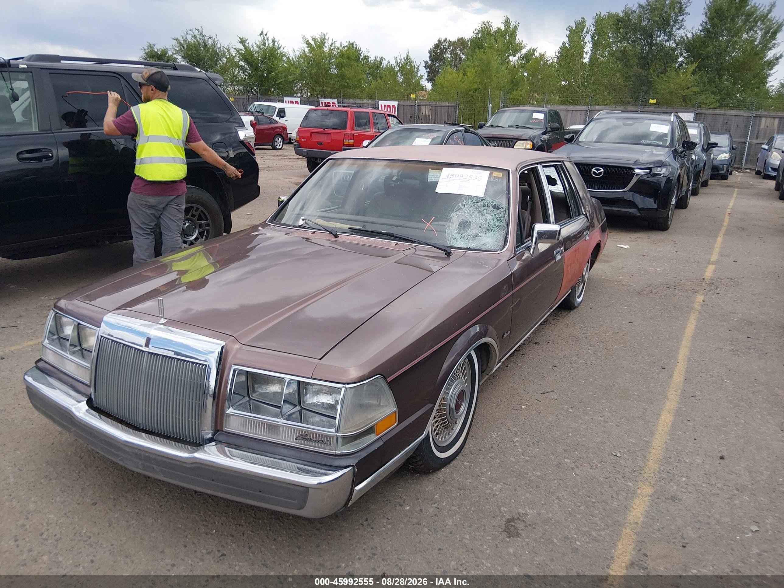 1987 Lincoln Continental Givenchy Brown vin: 1LNBM98F4HY632583