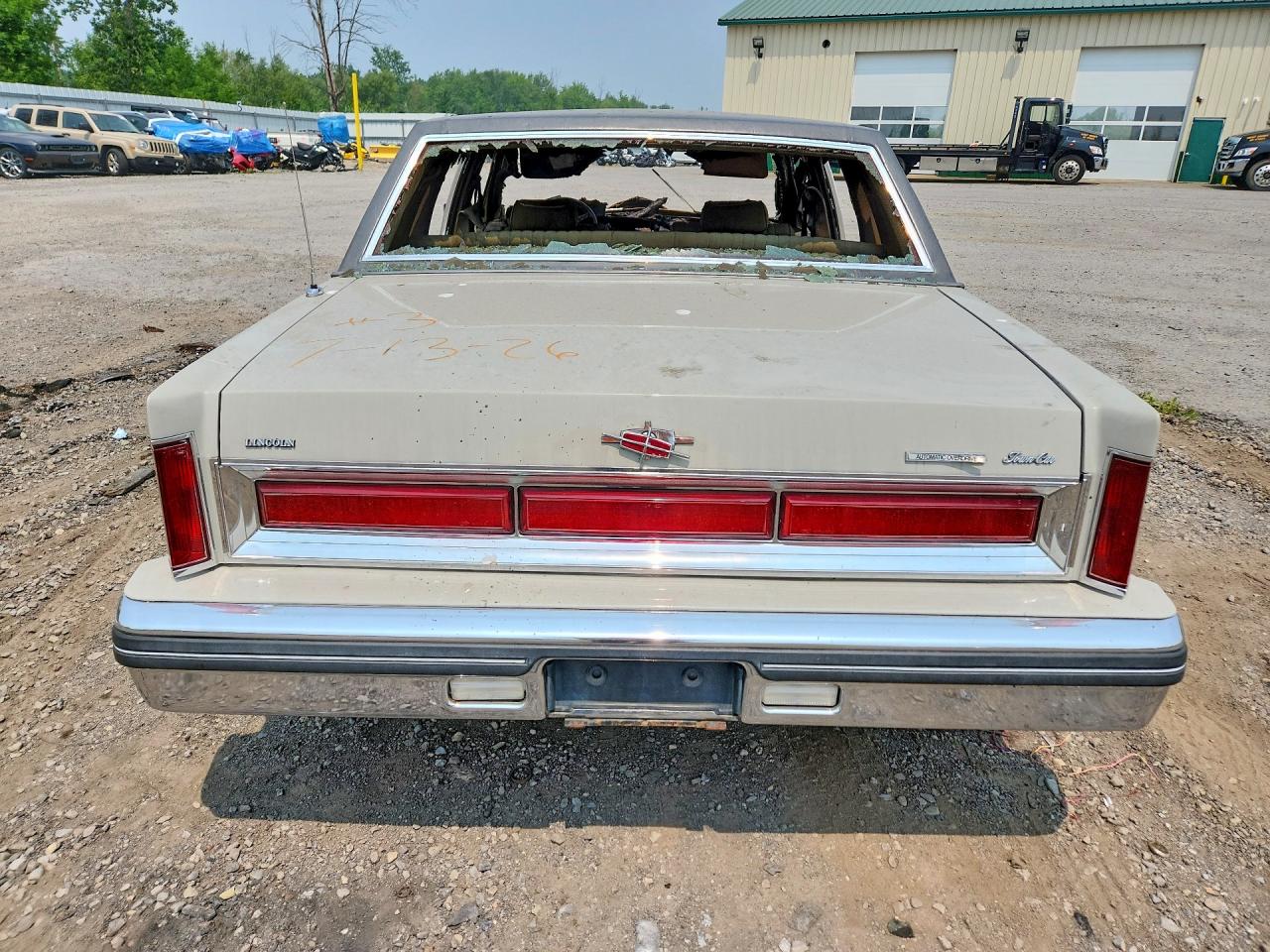1982 Lincoln Town Car Beige vin: 1LNBP94F3CY632192