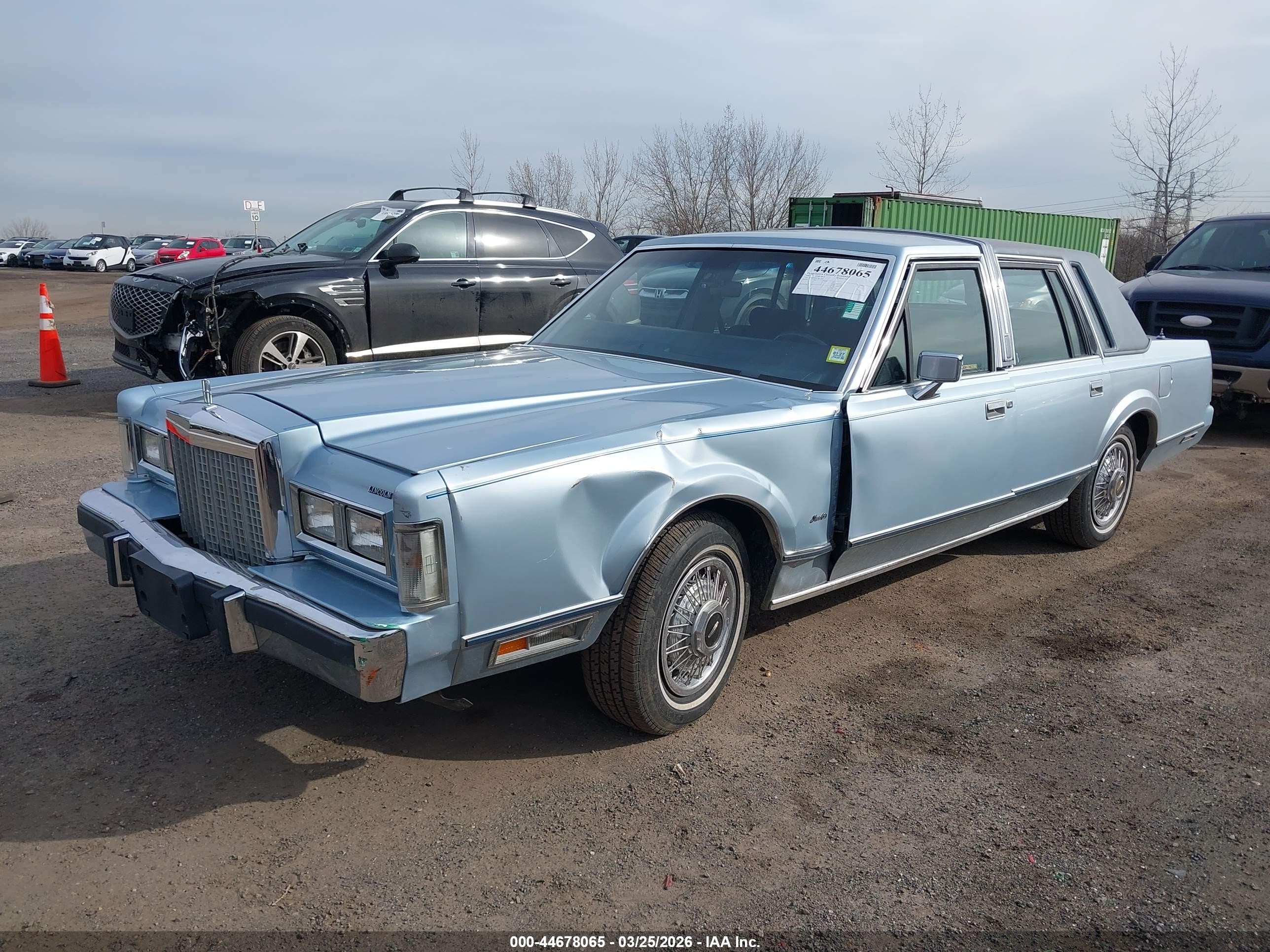 1985 Lincoln Town Car   Light Blue vin: 1LNBP96F1FY671252