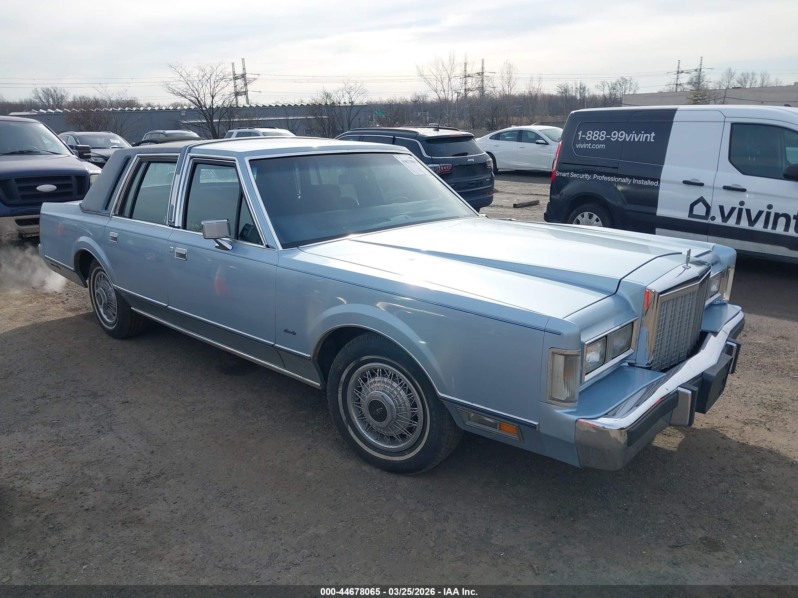 1985 Lincoln Town Car   Light Blue vin: 1LNBP96F1FY671252