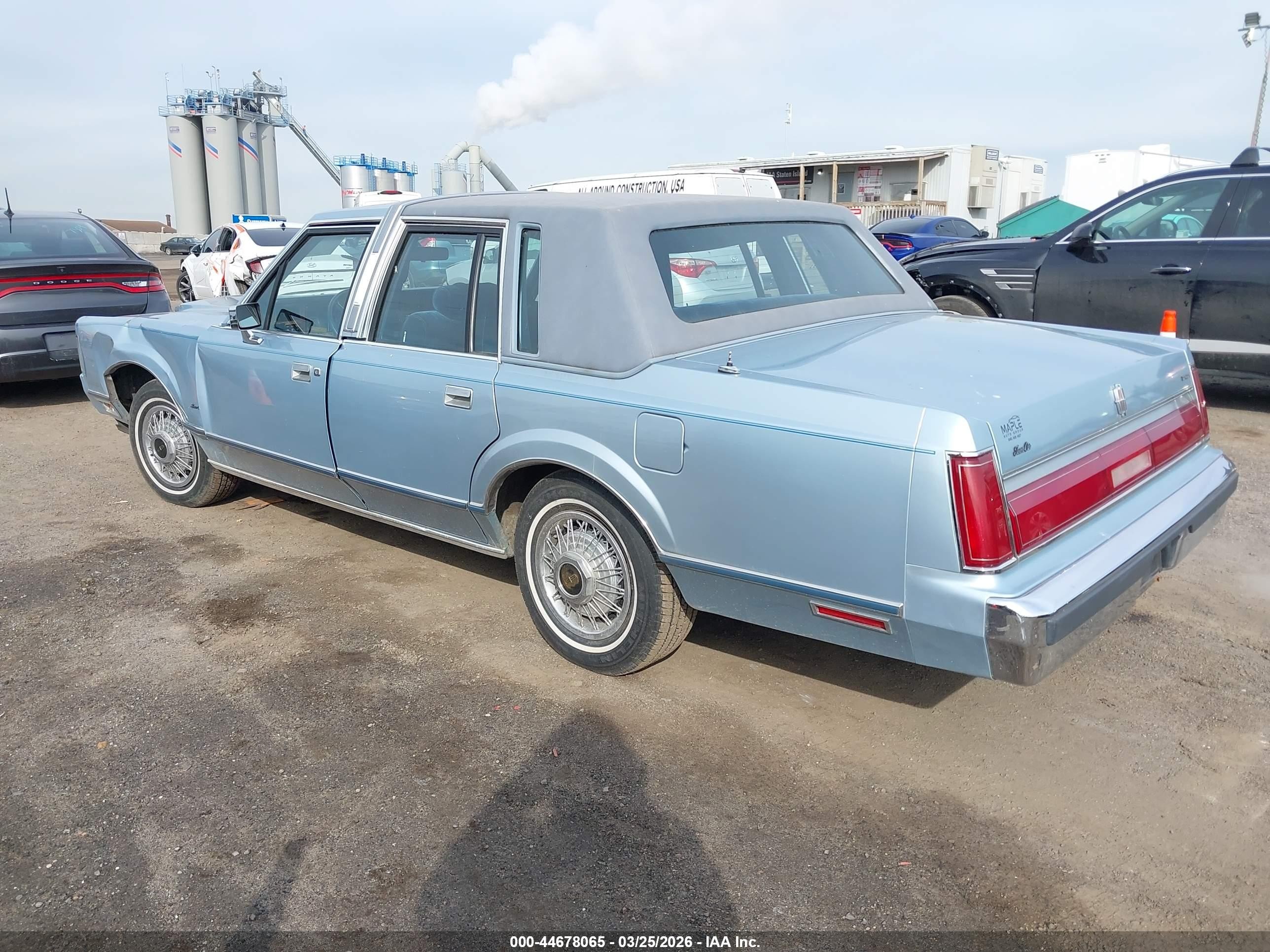 1985 Lincoln Town Car   Light Blue vin: 1LNBP96F1FY671252