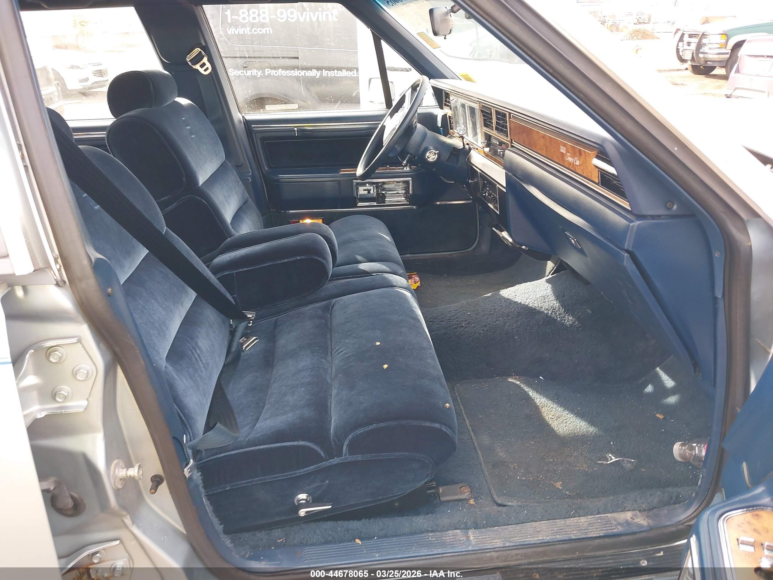 1985 Lincoln Town Car   Light Blue vin: 1LNBP96F1FY671252