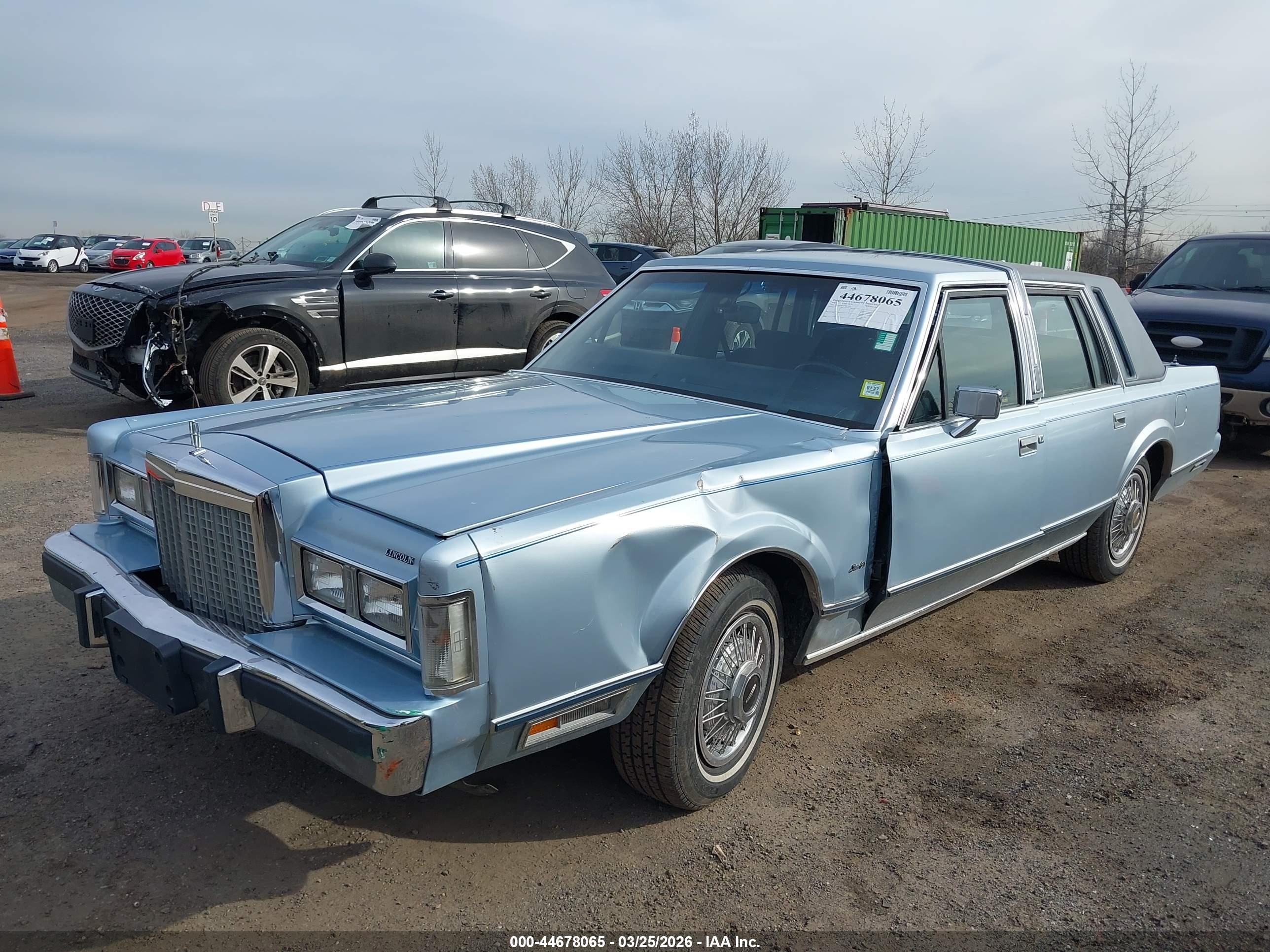 1985 Lincoln Town Car   Light Blue vin: 1LNBP96F1FY671252