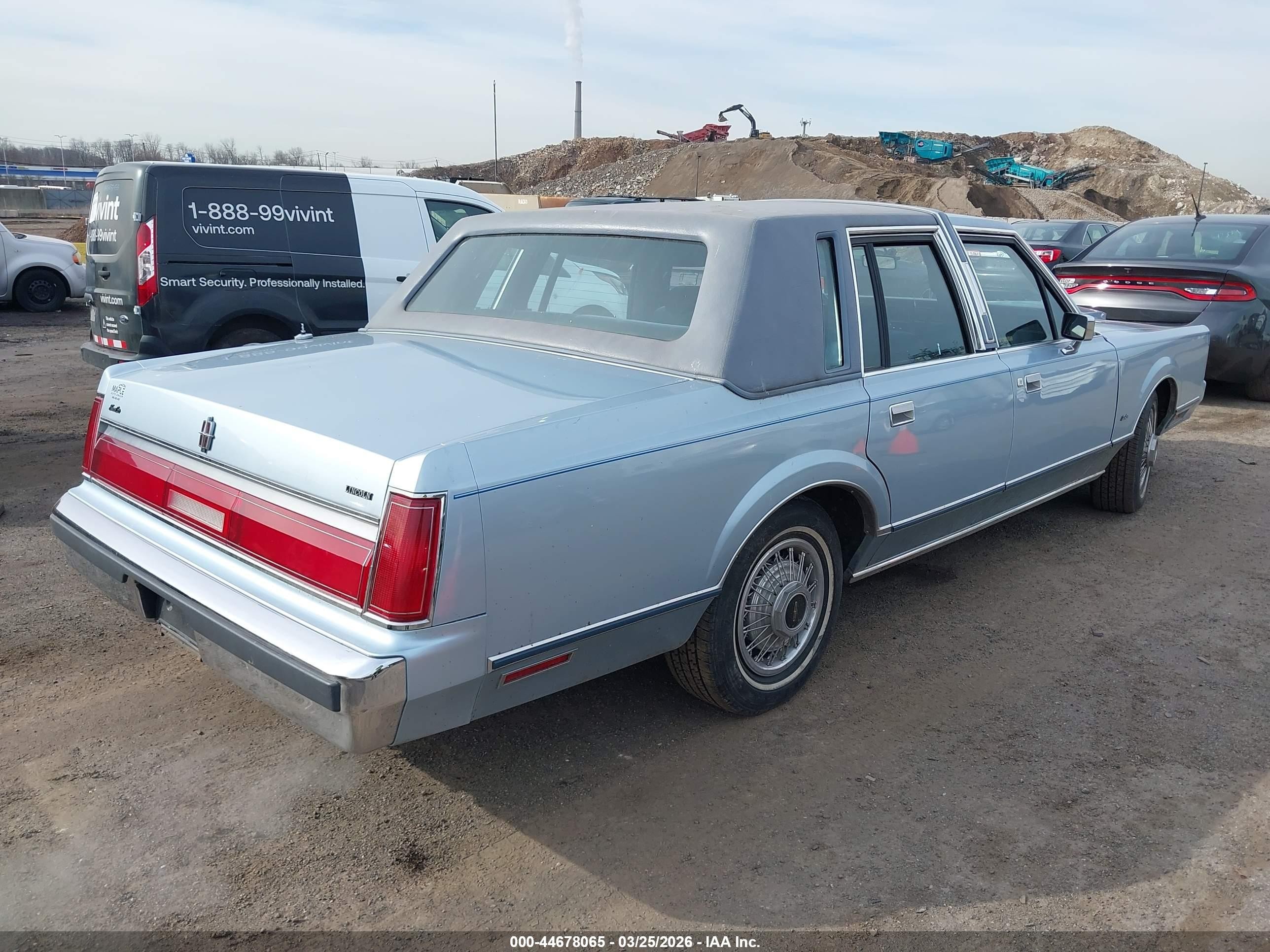1985 Lincoln Town Car   Light Blue vin: 1LNBP96F1FY671252