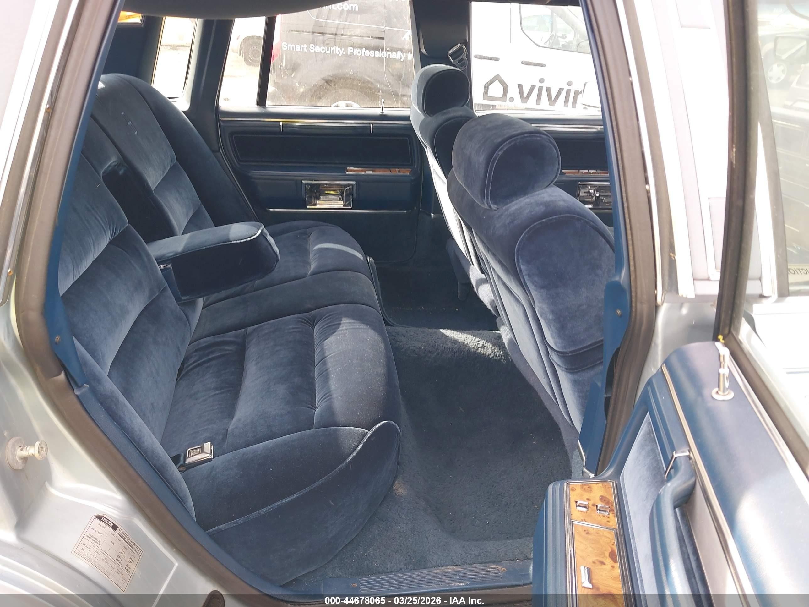 1985 Lincoln Town Car   Light Blue vin: 1LNBP96F1FY671252