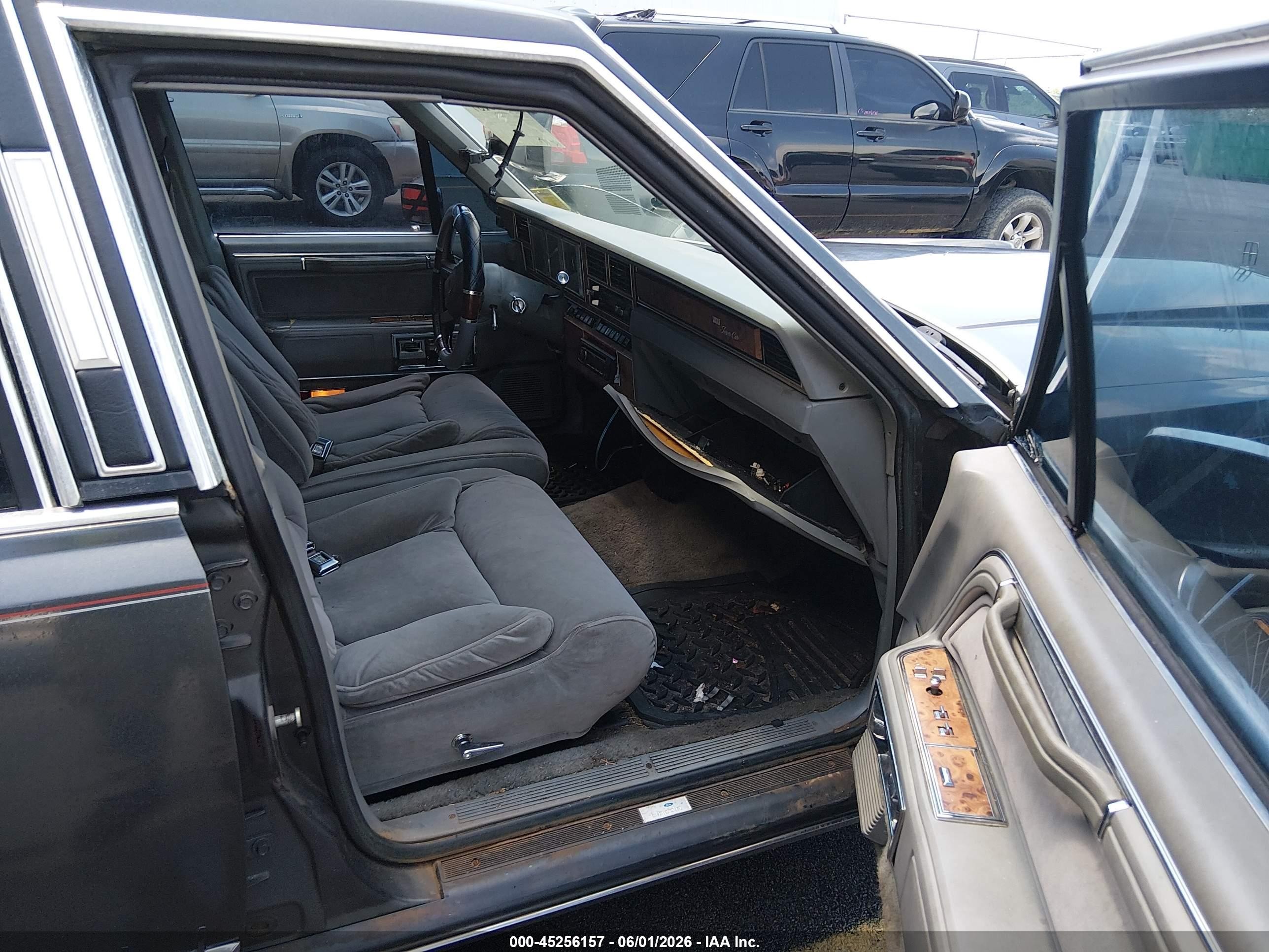 1986 Lincoln Town Car   Black vin: 1LNBP96F1GY741446
