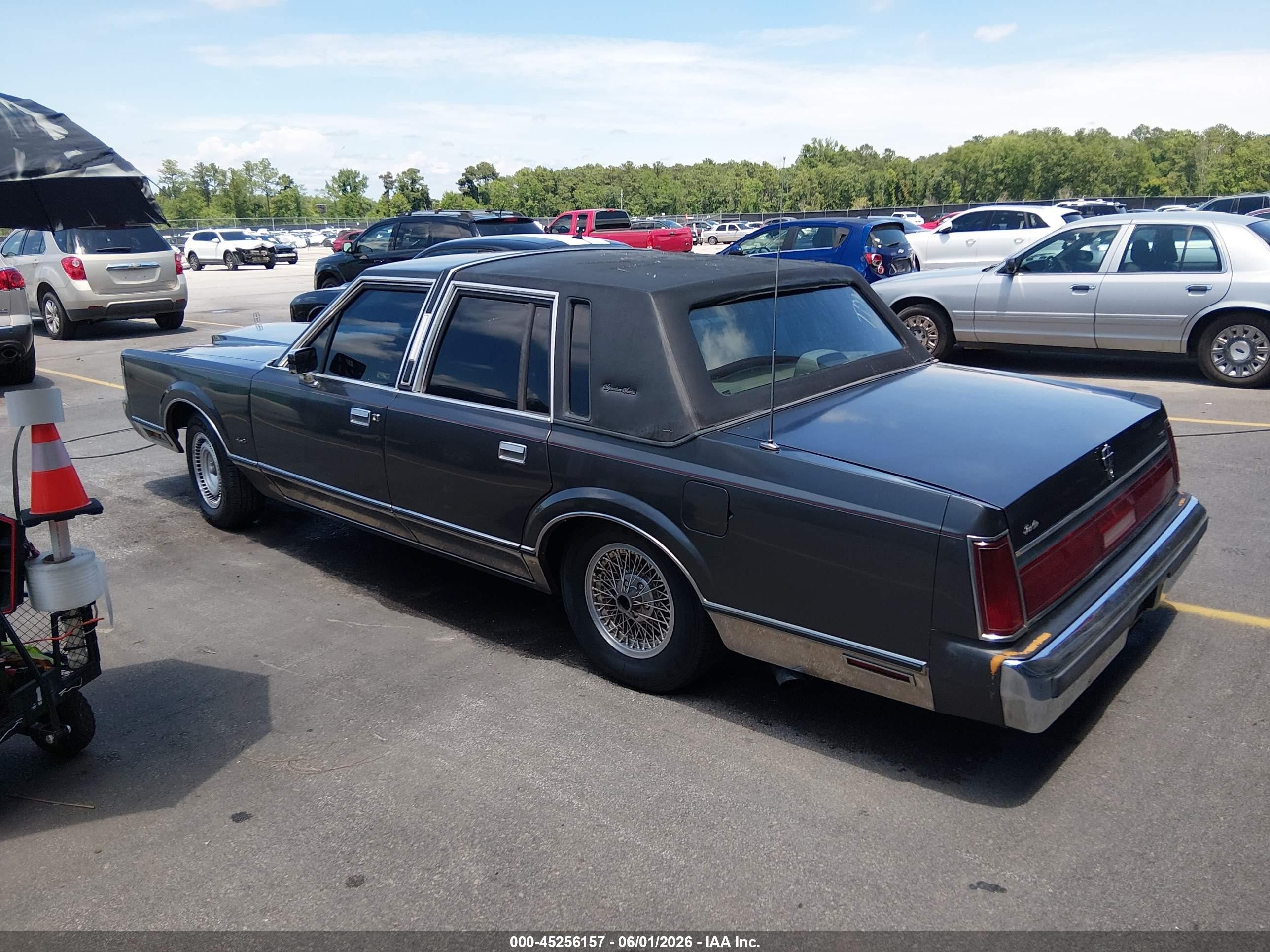 1986 Lincoln Town Car   Black vin: 1LNBP96F1GY741446