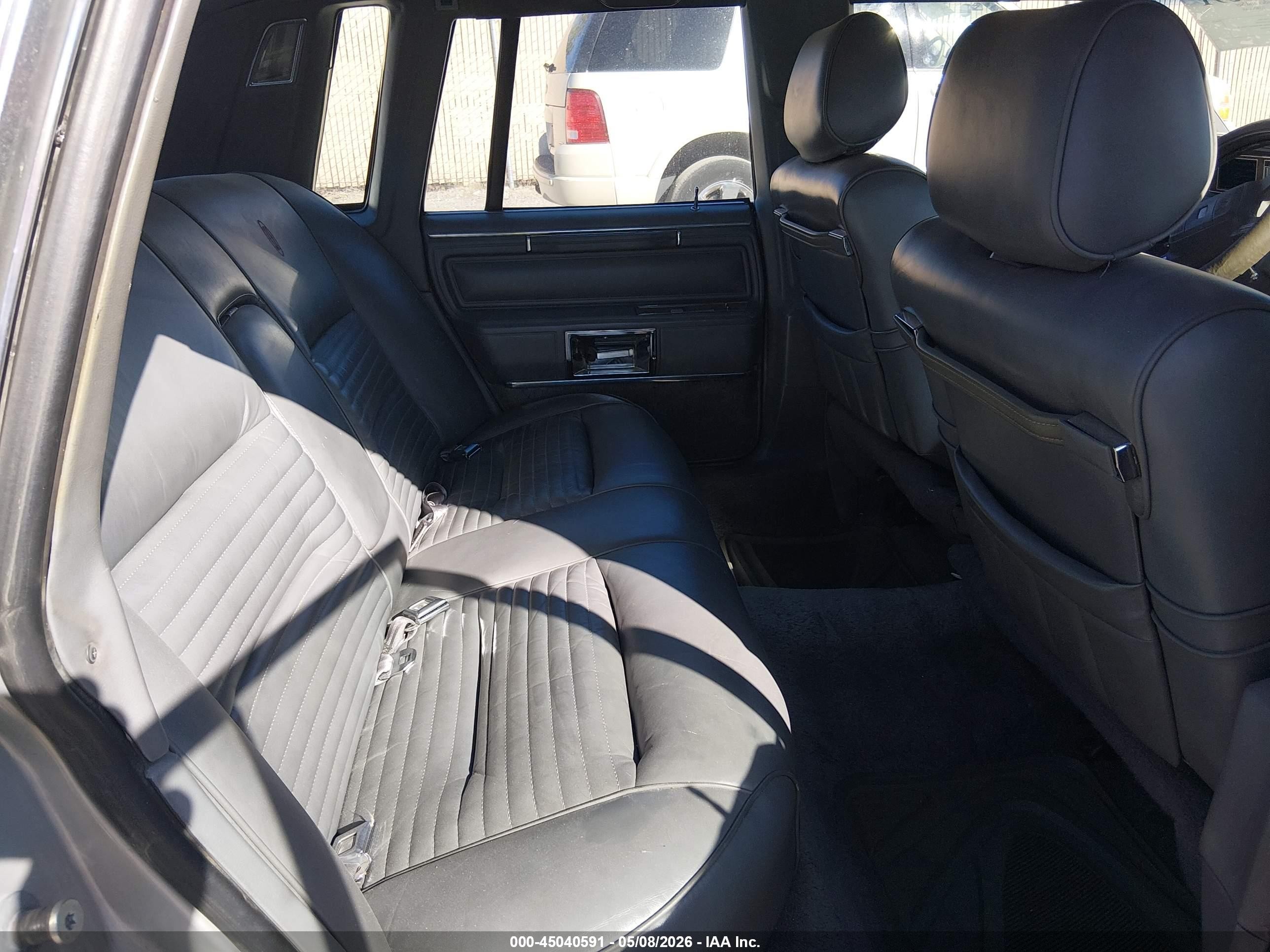 1986 Lincoln Town Car   Silver vin: 1LNBP96F2GY657667
